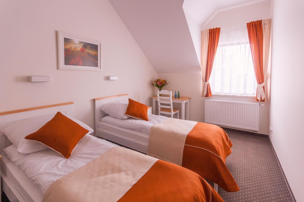 Hotel Gosciniec Kasztel U Gostla Murowana Goslin Zimmer foto