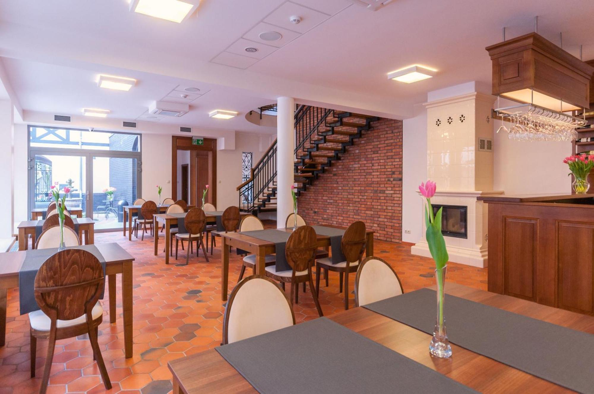 Hotel Gosciniec Kasztel U Gostla Murowana Goslin Exterior foto