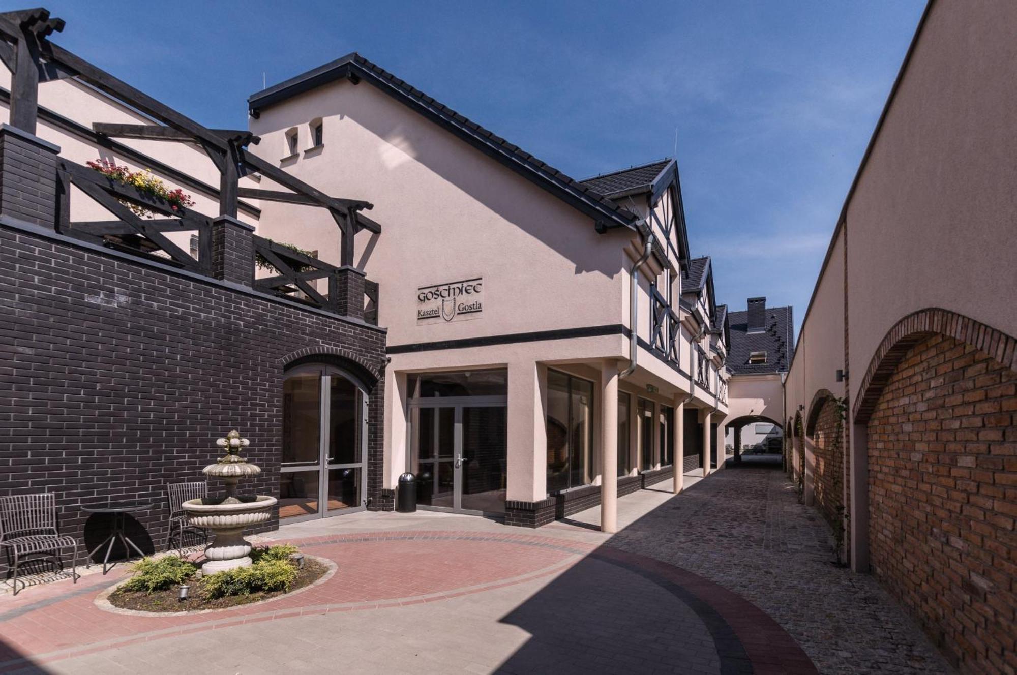 Hotel Gosciniec Kasztel U Gostla Murowana Goslin Exterior foto